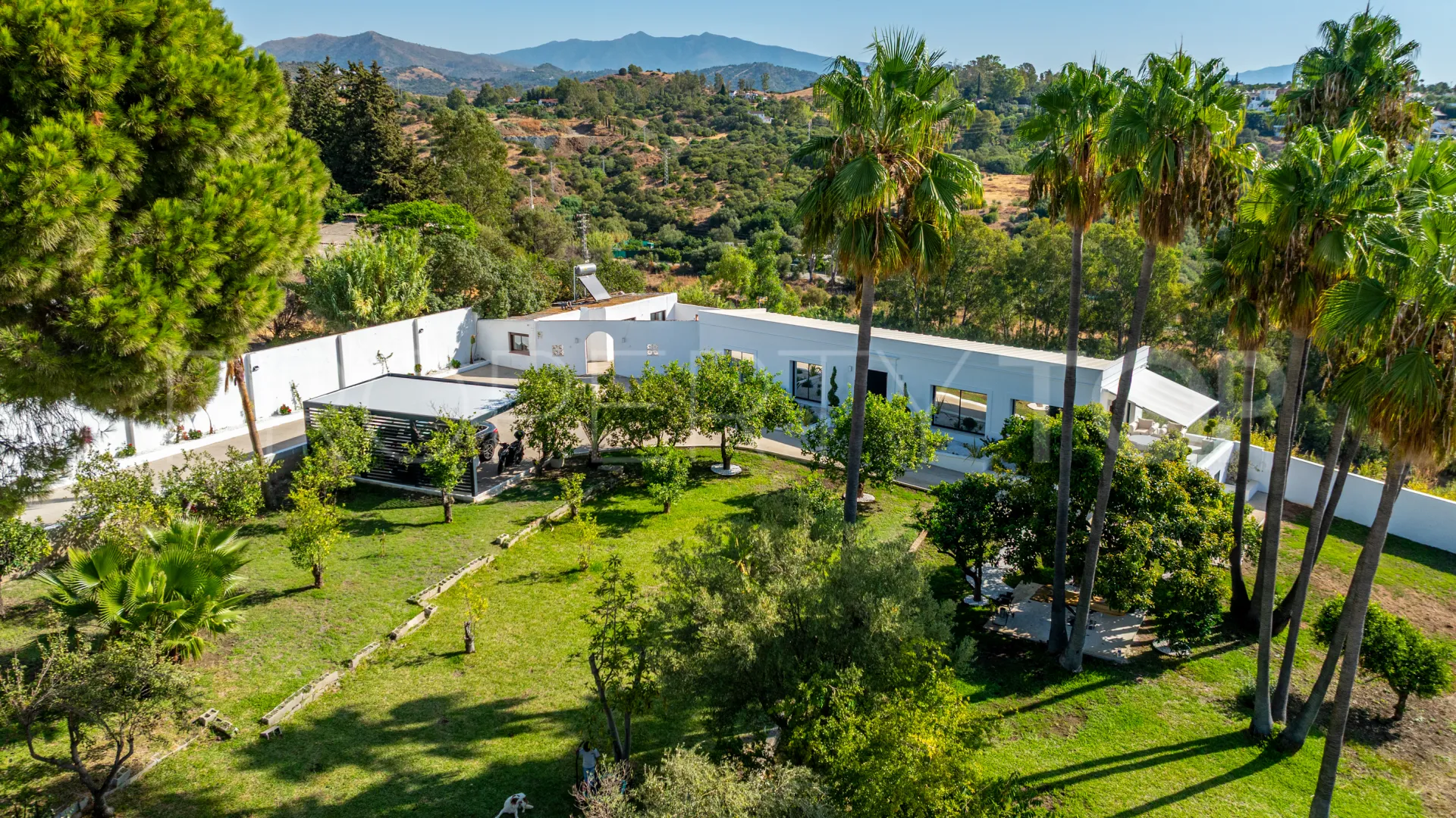 Se vende casa de campo de 5 dormitorios en Estepona