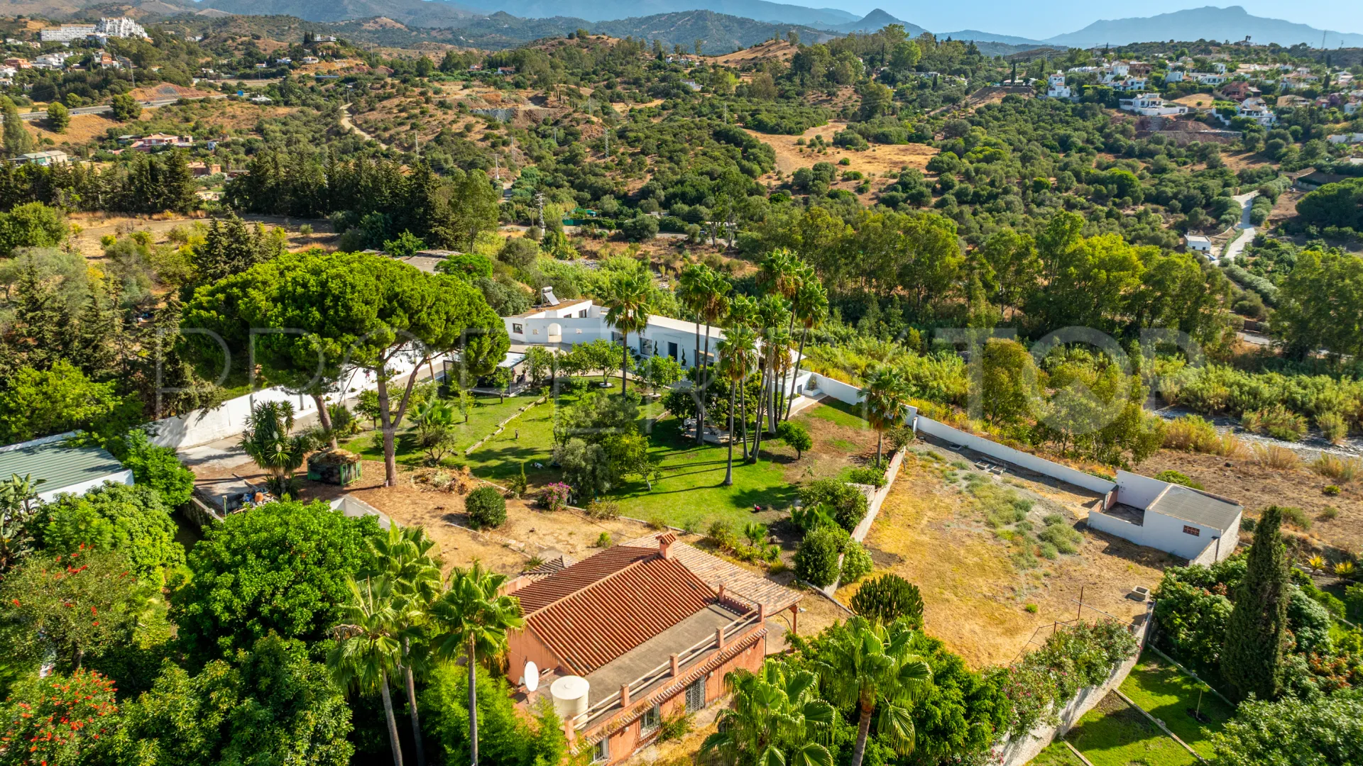 Se vende casa de campo de 5 dormitorios en Estepona