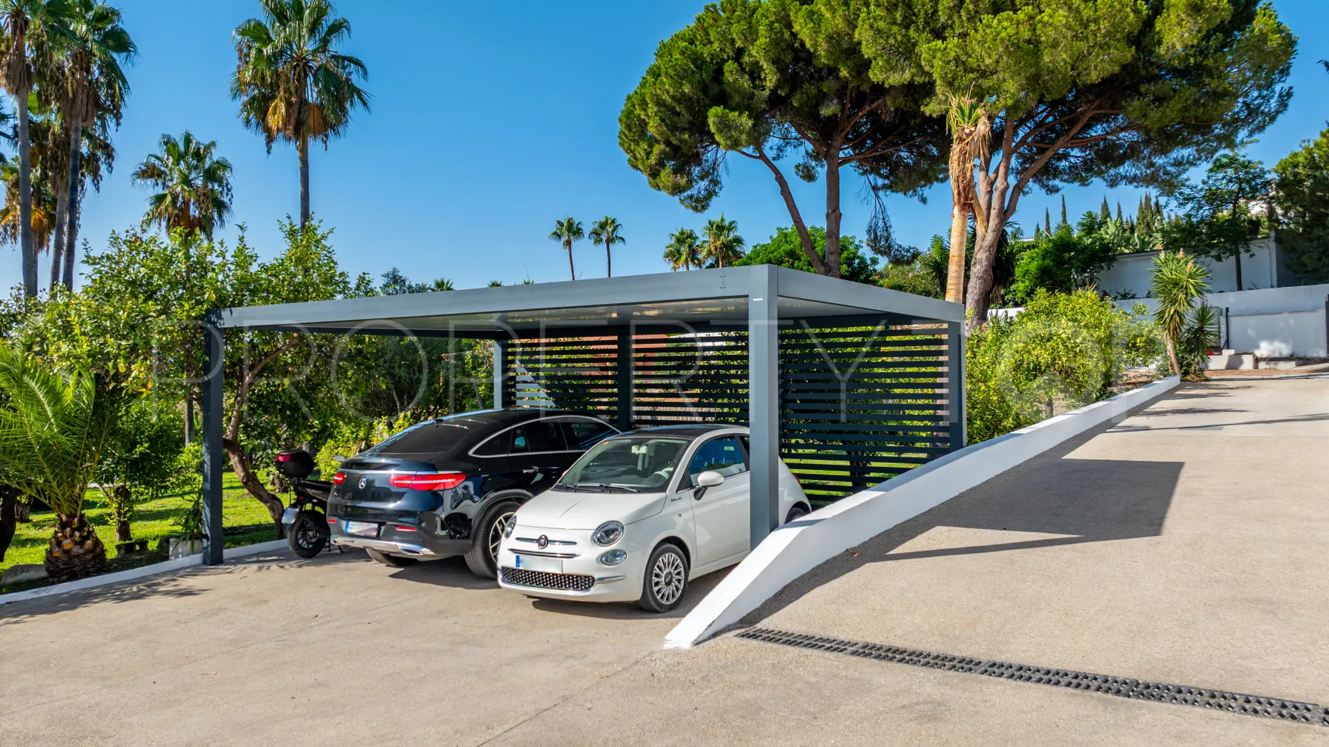 Se vende casa de campo de 5 dormitorios en Estepona