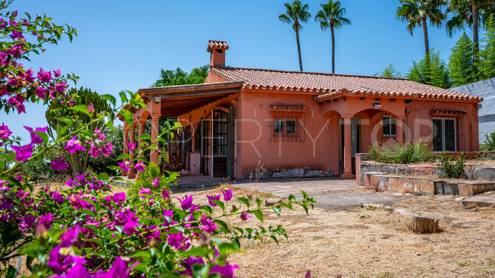 Se vende casa de campo de 5 dormitorios en Estepona