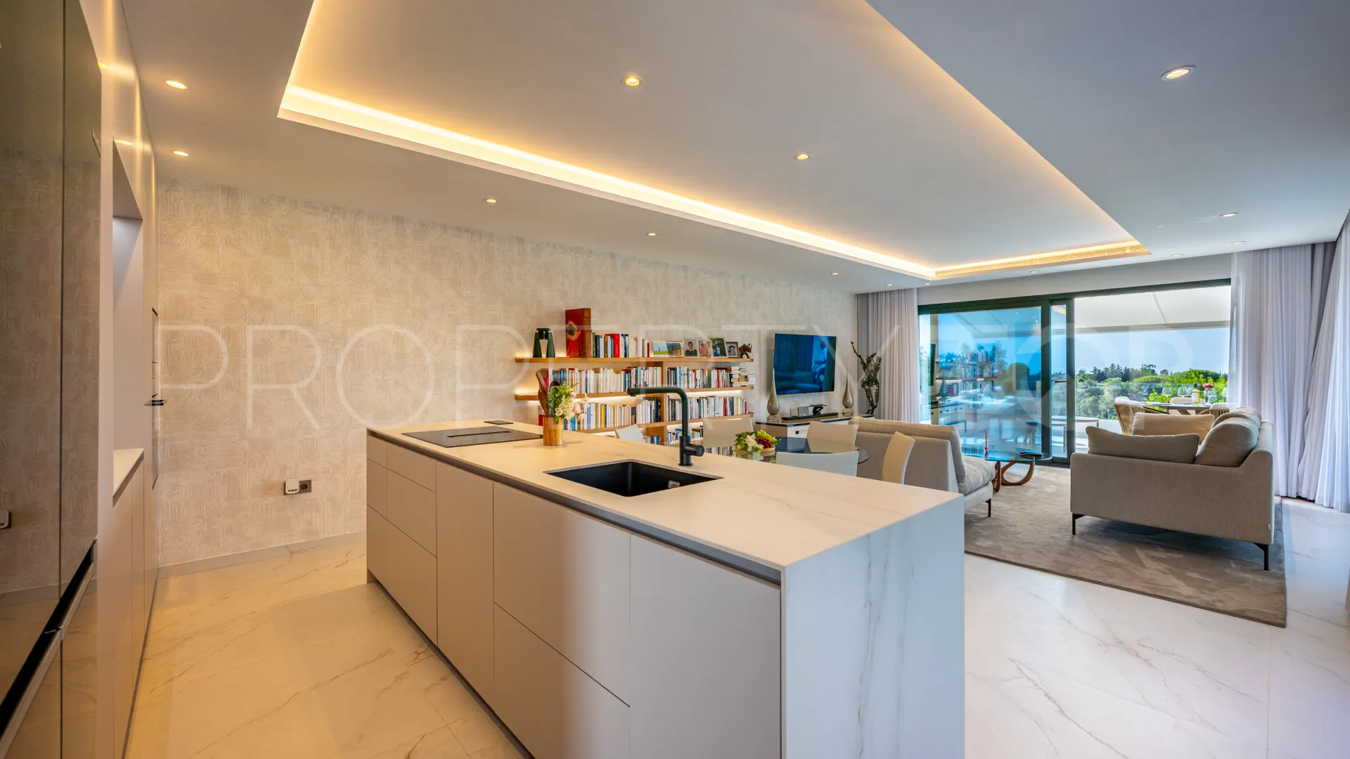 Se vende casa de campo de 5 dormitorios en Estepona