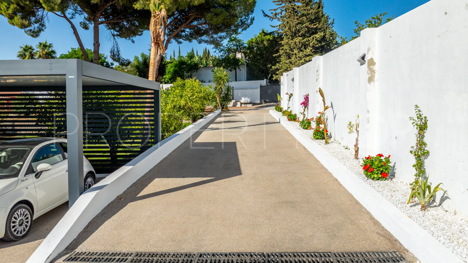 Se vende casa de campo de 5 dormitorios en Estepona