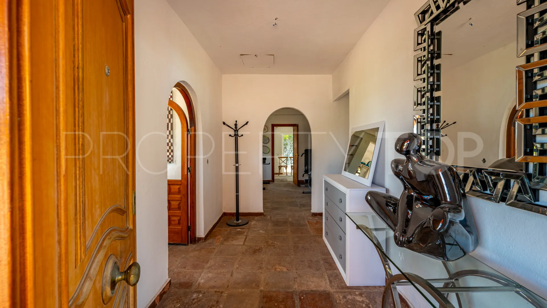 Se vende casa de campo de 5 dormitorios en Estepona