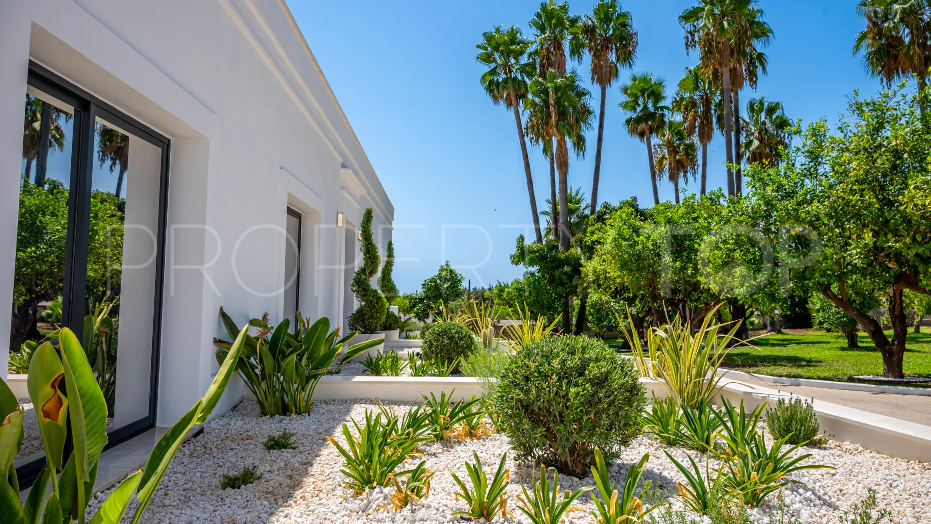 Se vende casa de campo de 5 dormitorios en Estepona