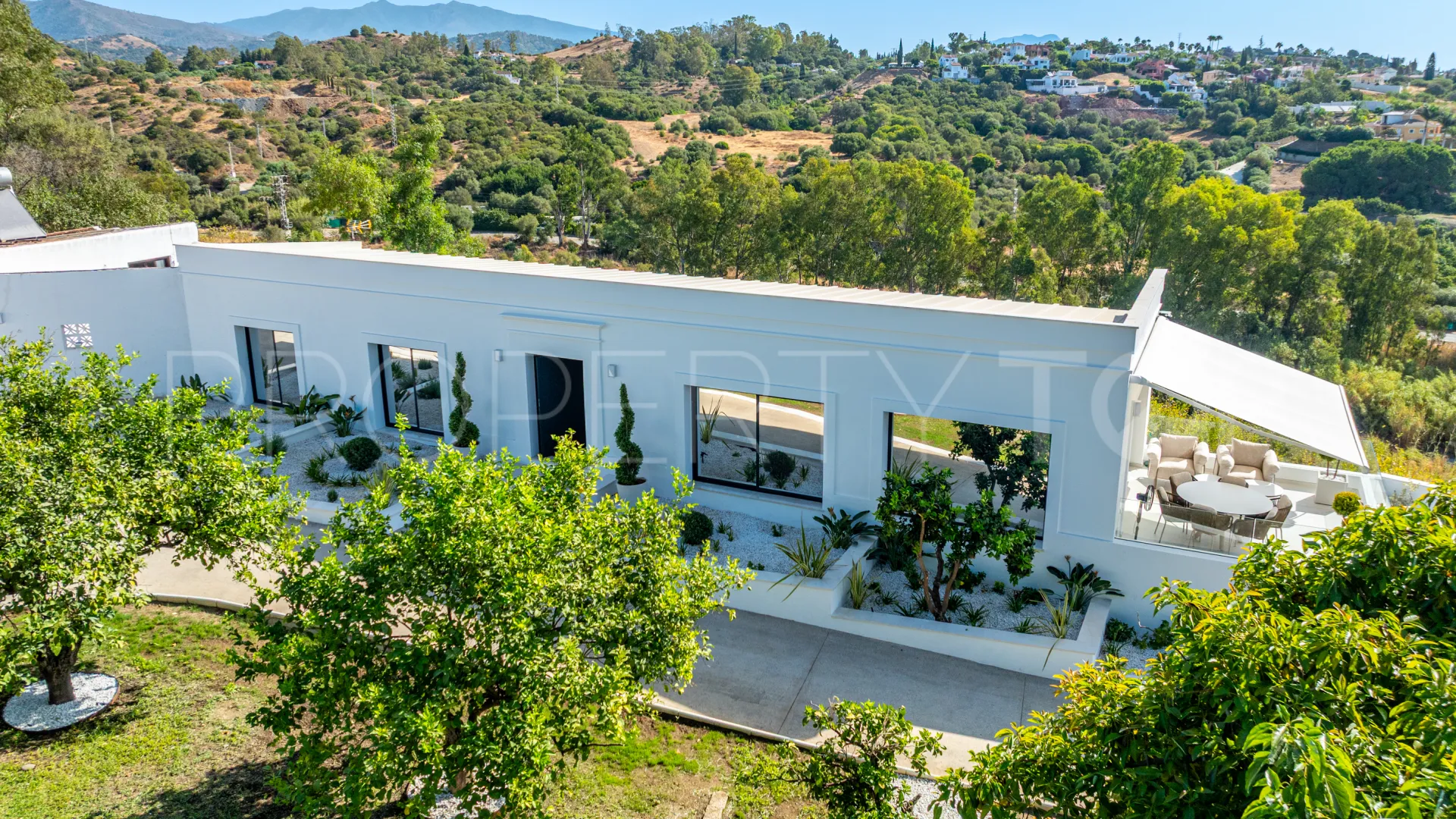 Se vende casa de campo de 5 dormitorios en Estepona