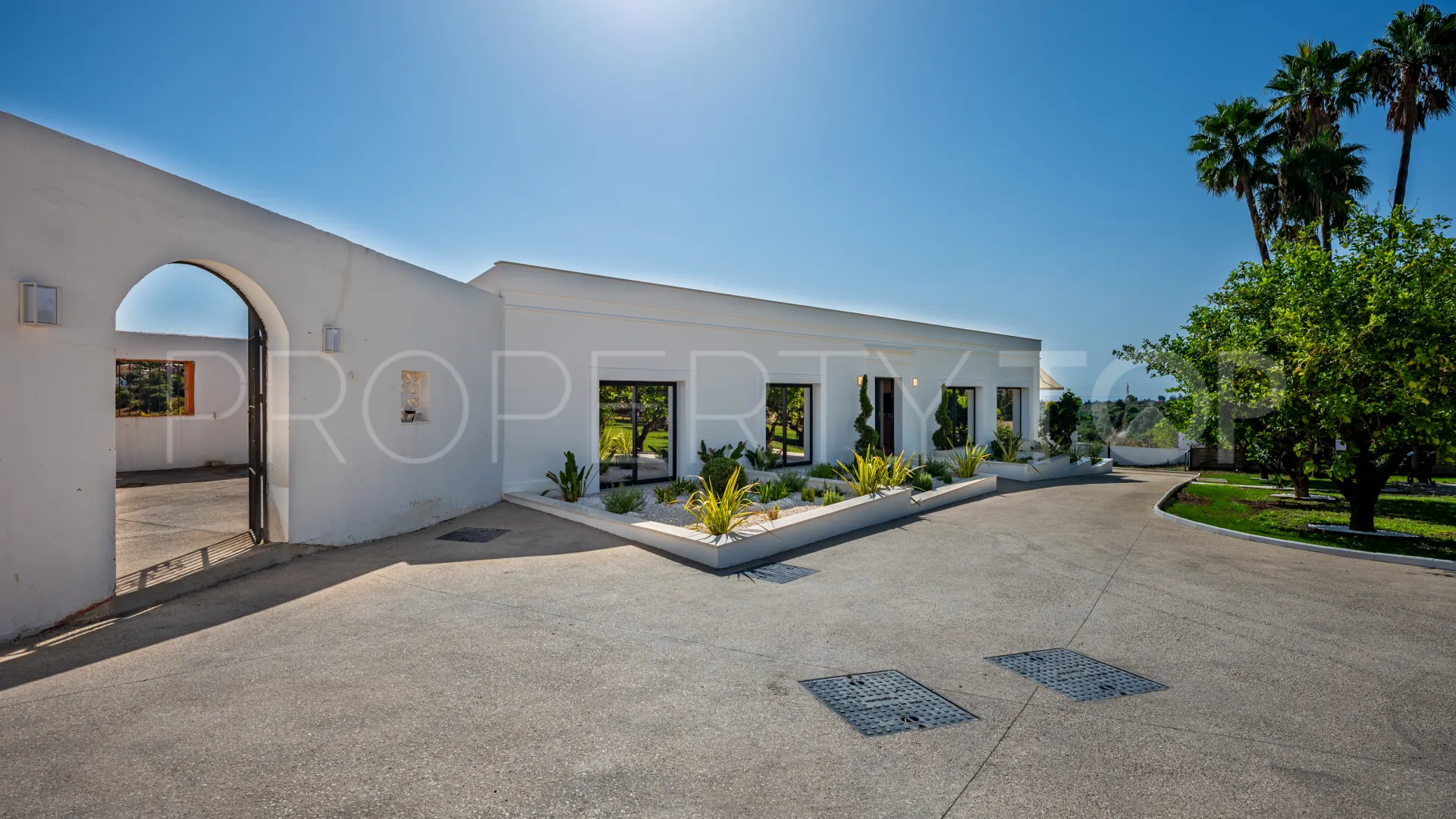 Se vende casa de campo de 5 dormitorios en Estepona