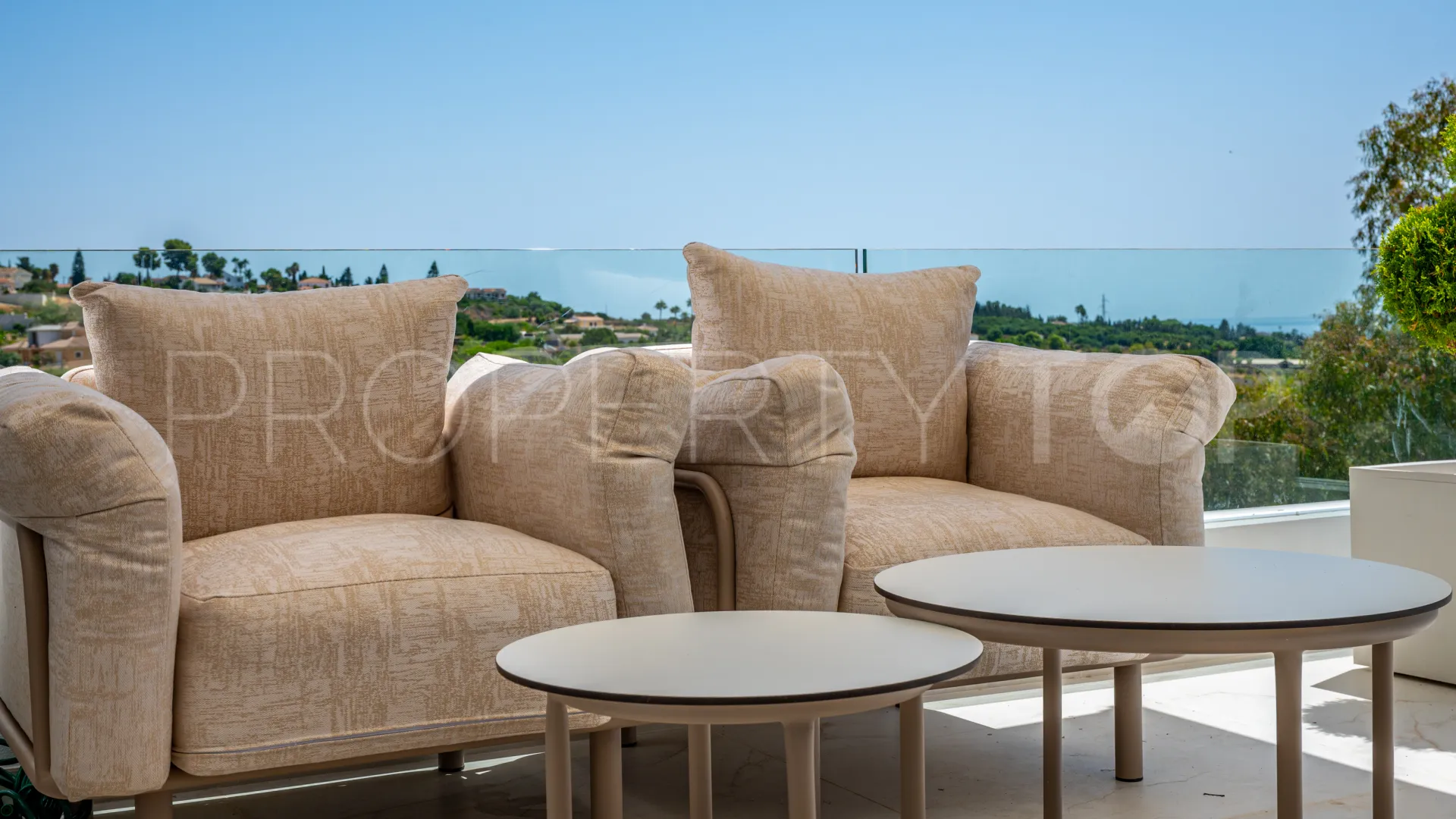 Se vende casa de campo de 5 dormitorios en Estepona