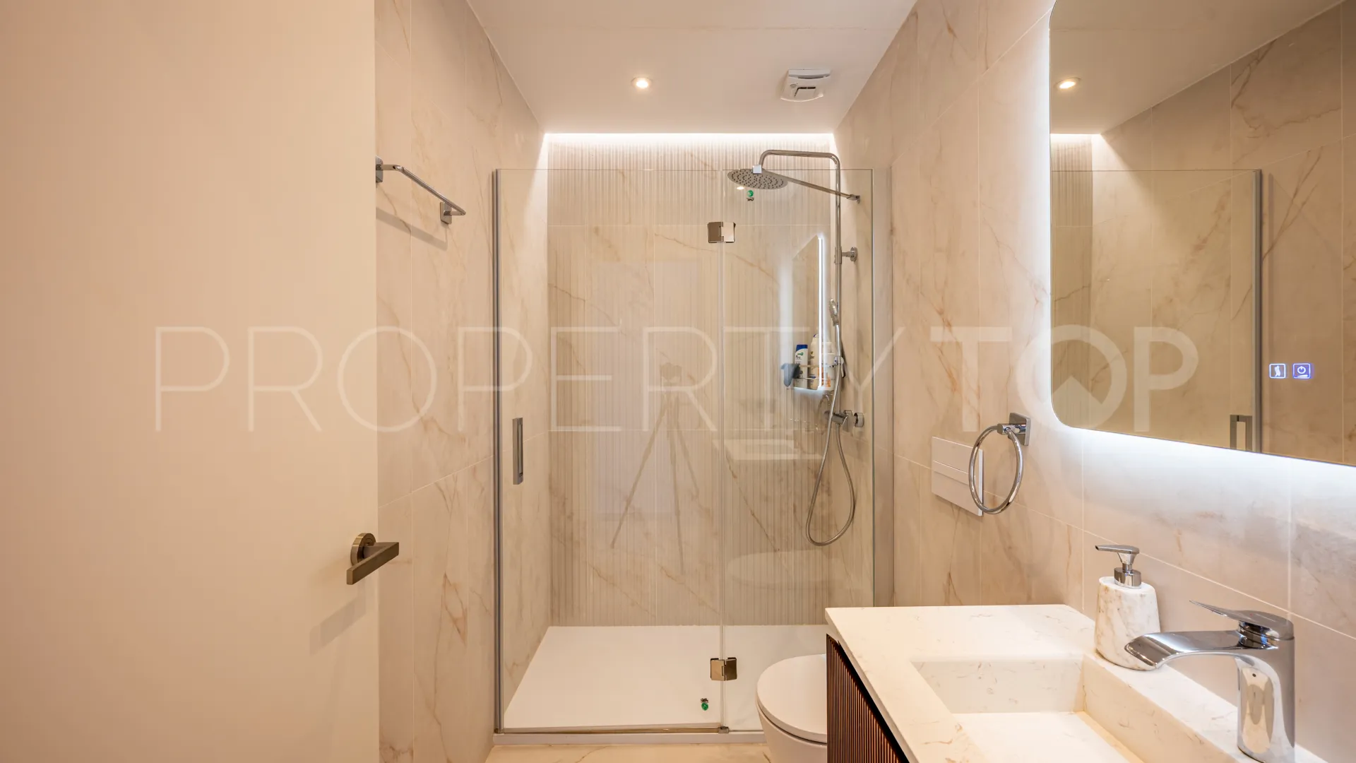 Se vende casa de campo de 5 dormitorios en Estepona