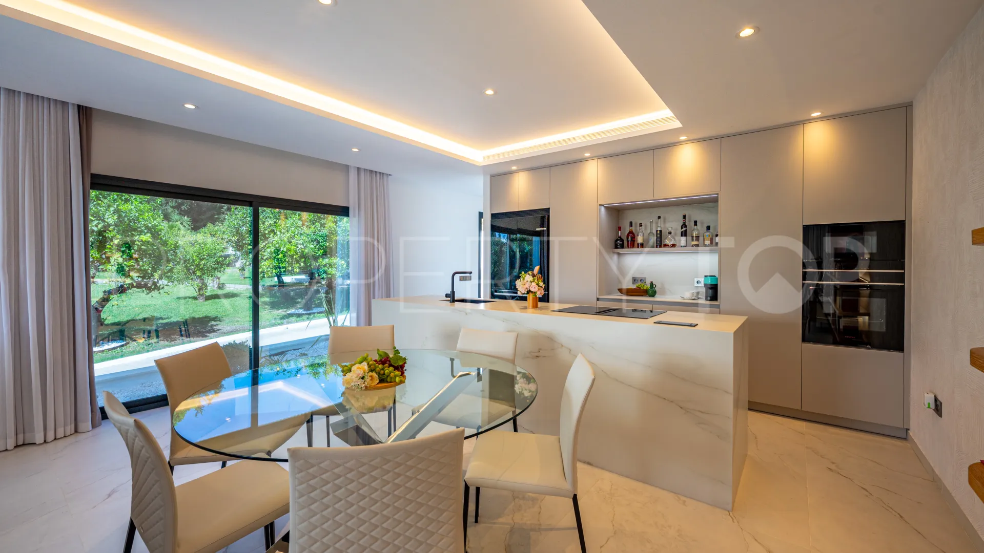 Se vende casa de campo de 5 dormitorios en Estepona