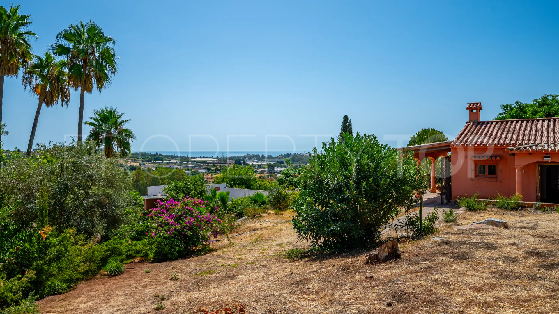 Se vende casa de campo de 5 dormitorios en Estepona