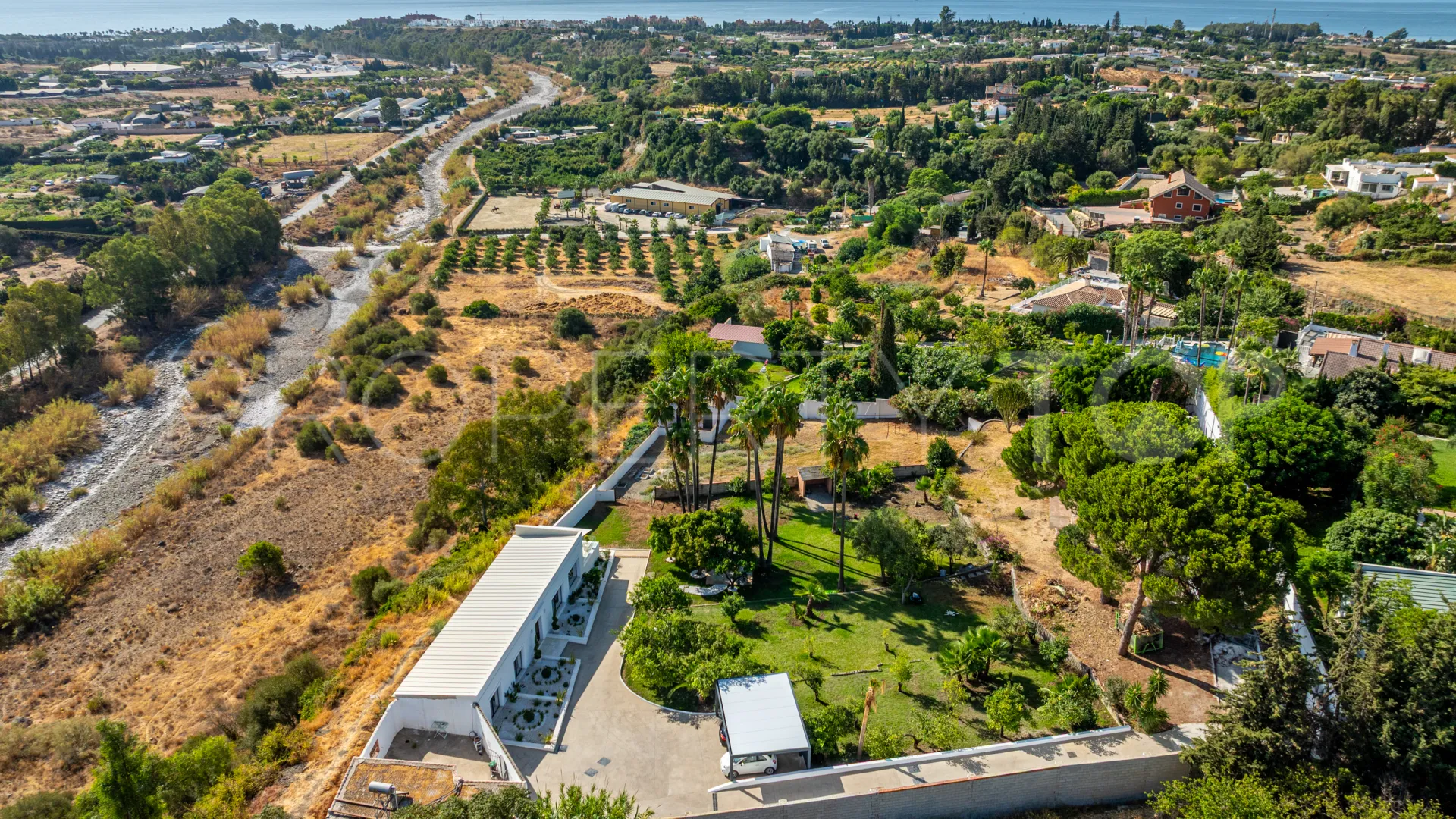 Se vende casa de campo de 5 dormitorios en Estepona
