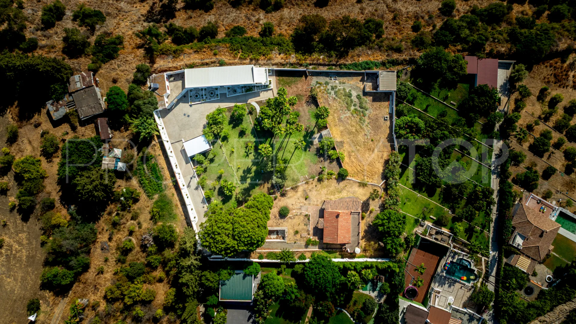 Se vende casa de campo de 5 dormitorios en Estepona