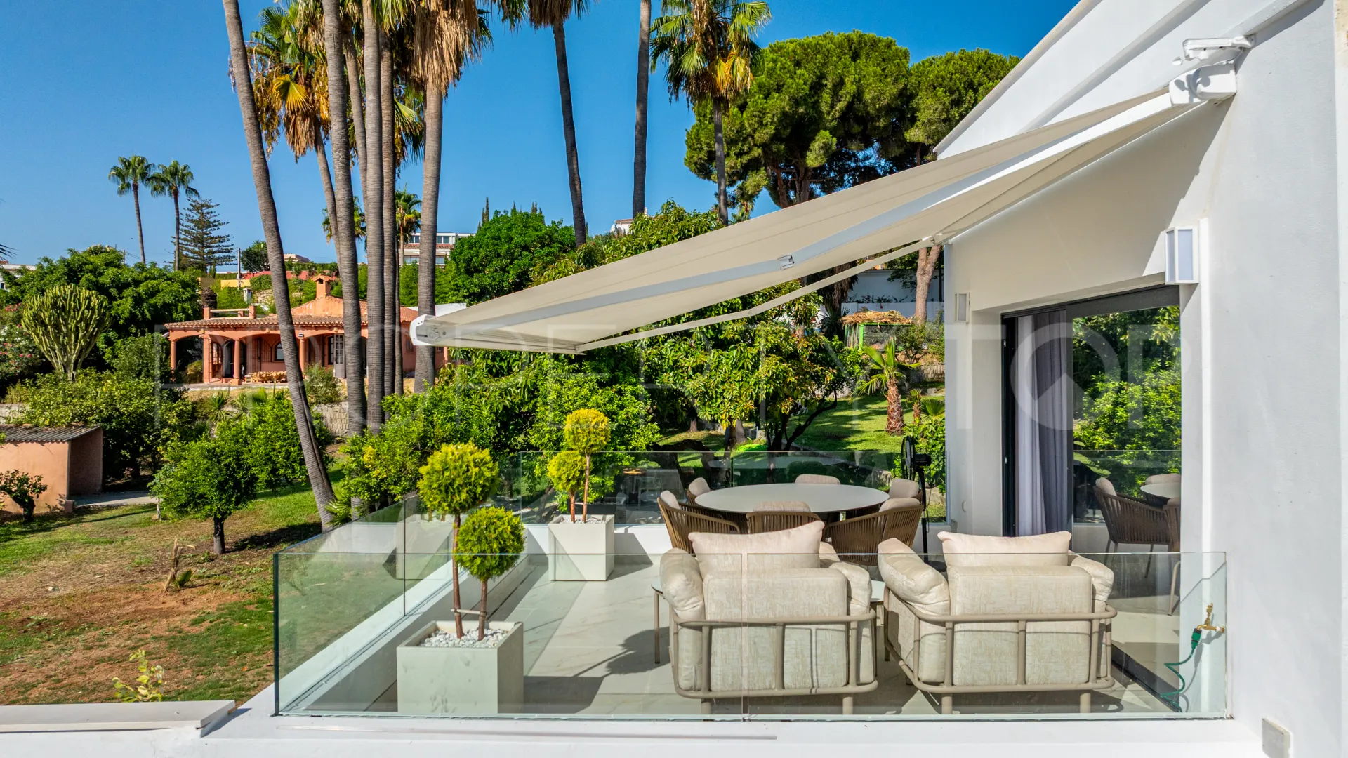 Se vende casa de campo de 5 dormitorios en Estepona