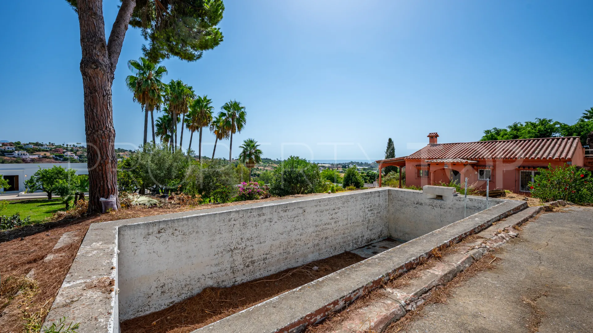 Se vende casa de campo de 5 dormitorios en Estepona