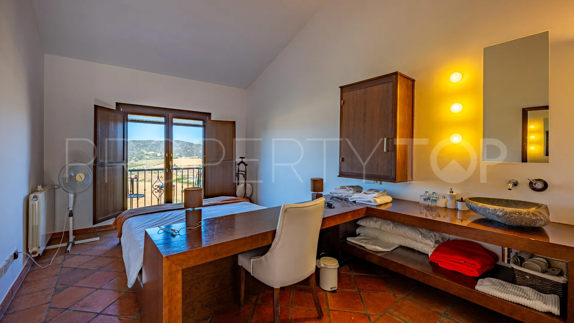 Buy country house in Ronda with 8 bedrooms