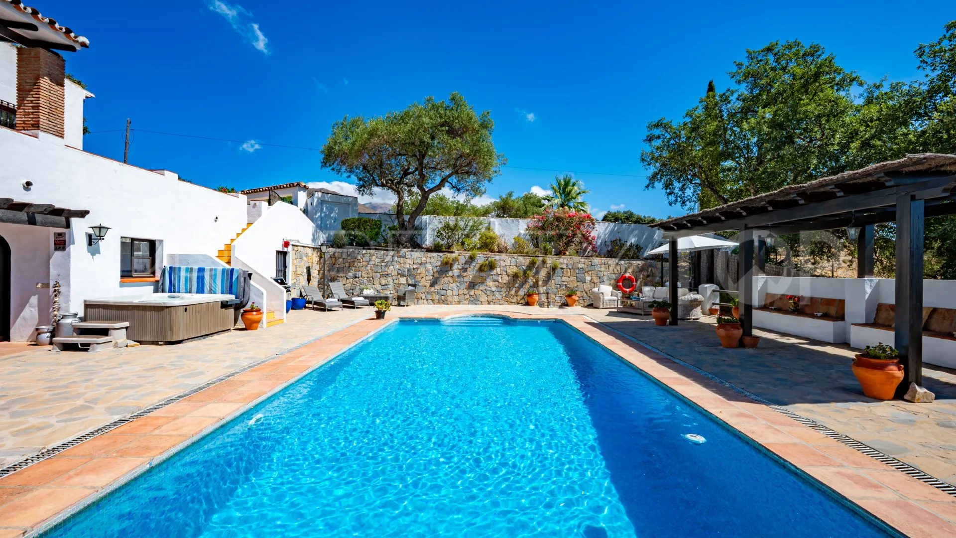 Casares country house for sale