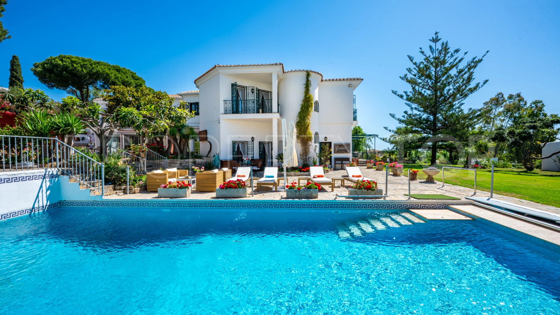 Buy villa in Los Reales - Sierra Estepona with 7 bedrooms