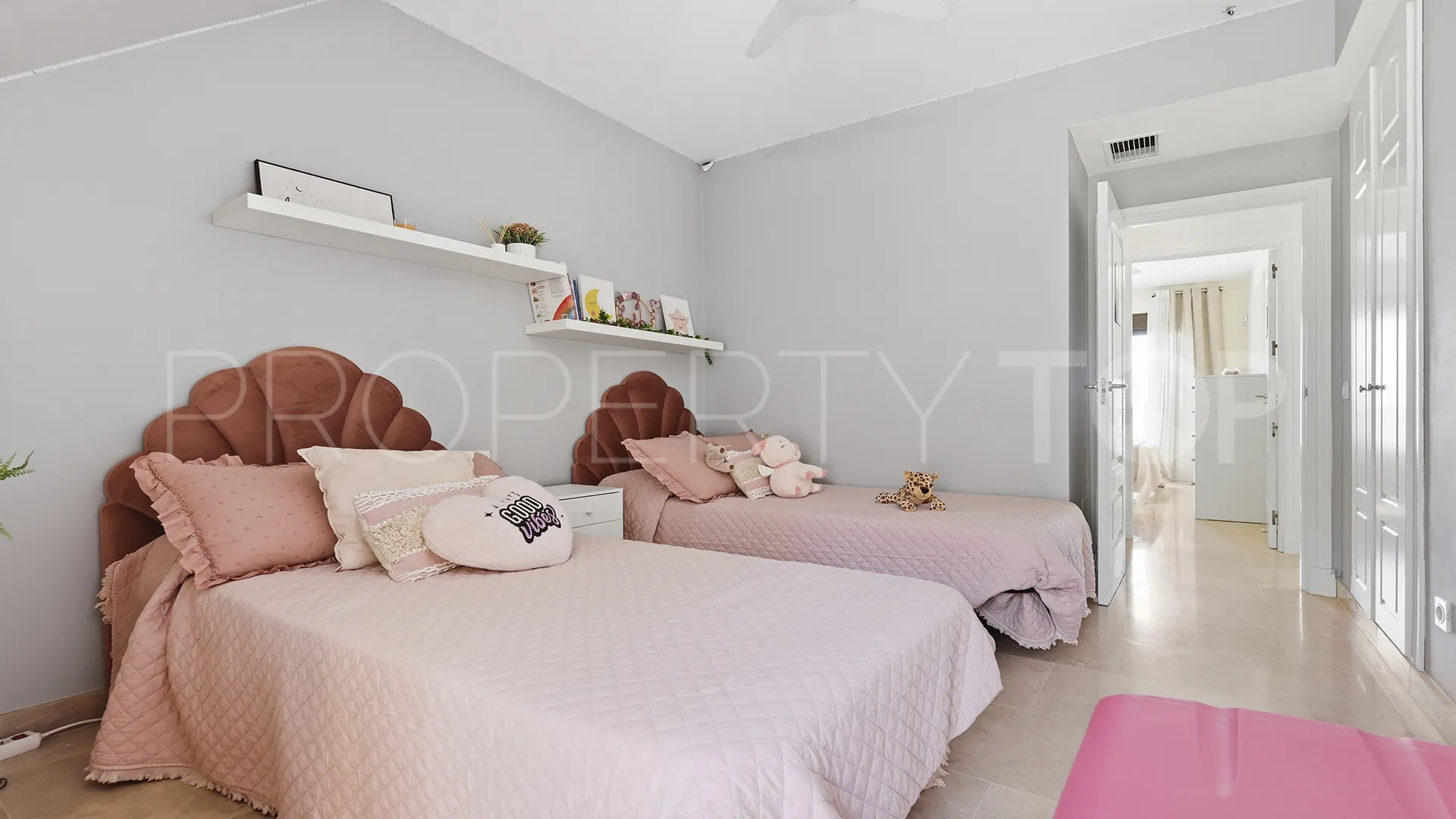 Penthouse with 2 bedrooms for sale in Duquesa Village