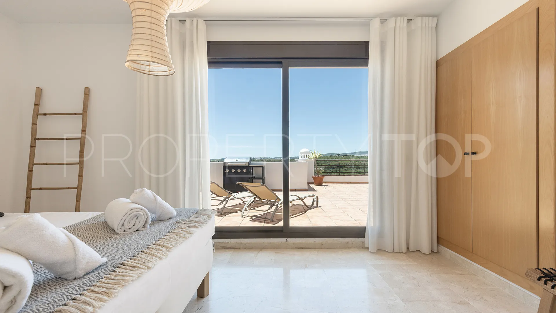 For sale penthouse with 3 bedrooms in Casares Golf