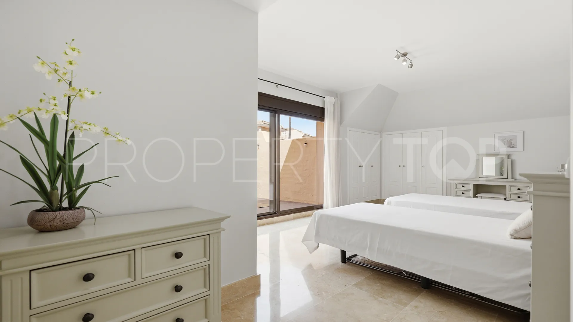 For sale Duquesa Village penthouse