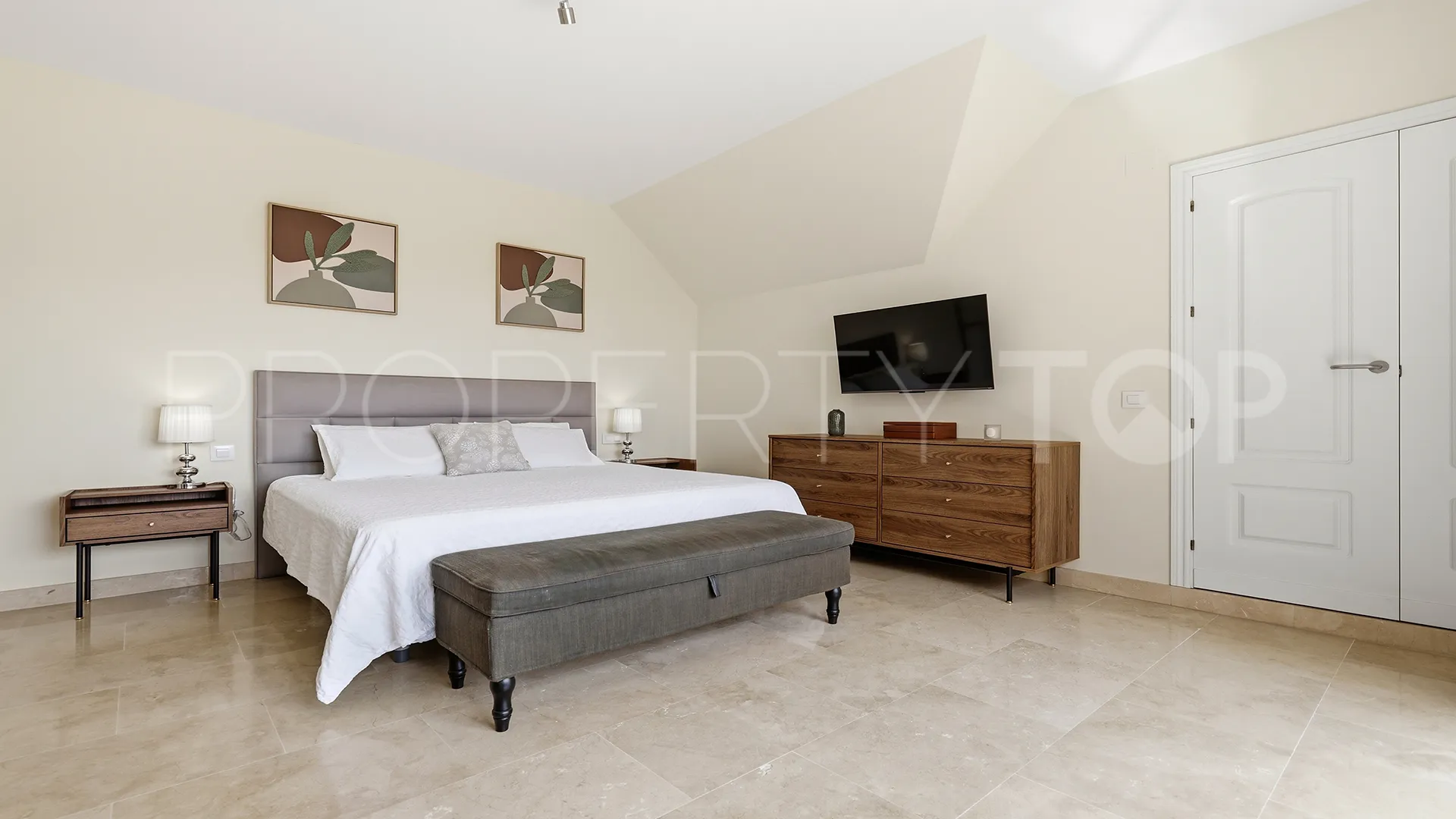 For sale Duquesa Village penthouse
