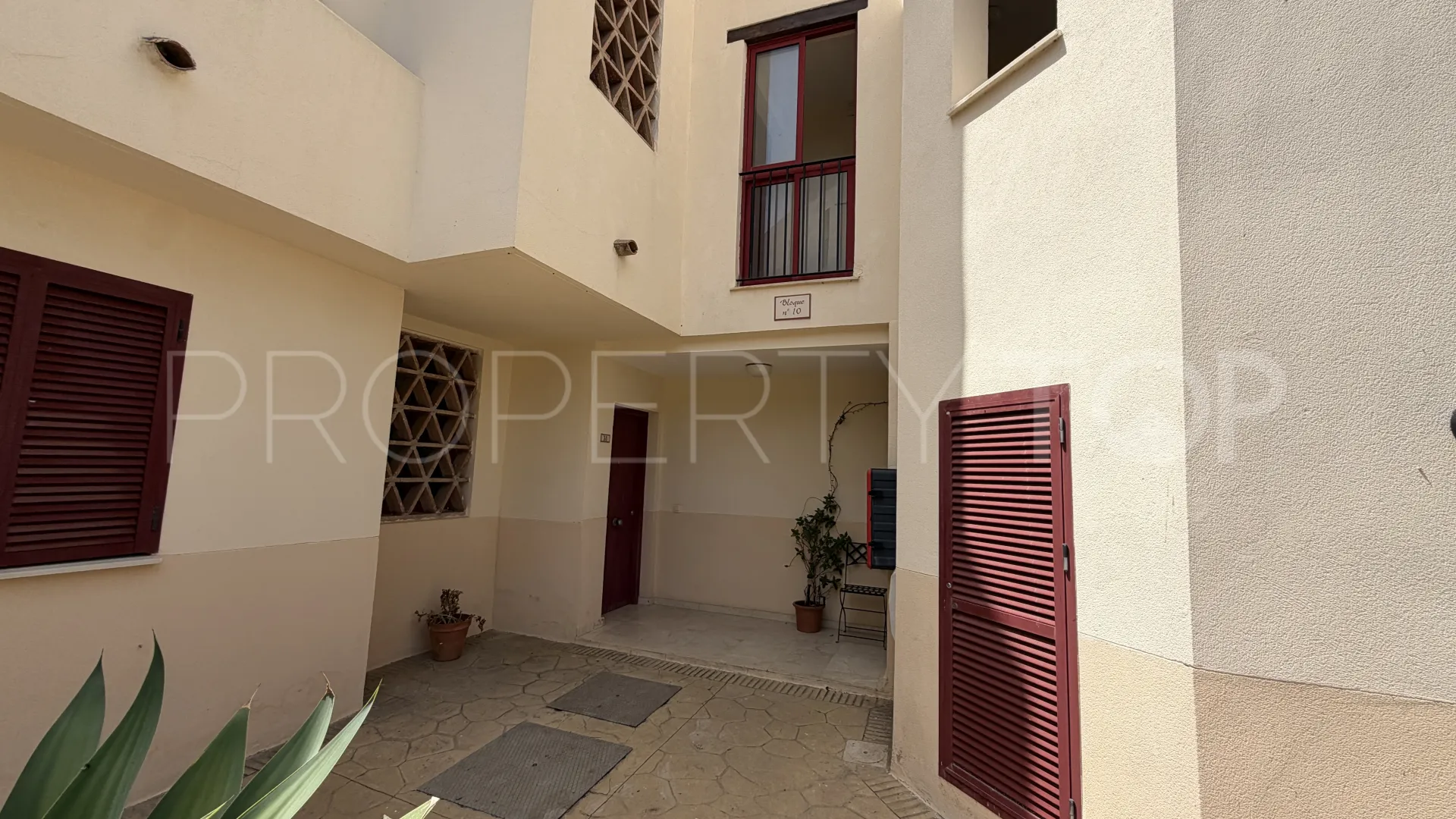 For sale ground floor apartment with 2 bedrooms in Bahia de Casares