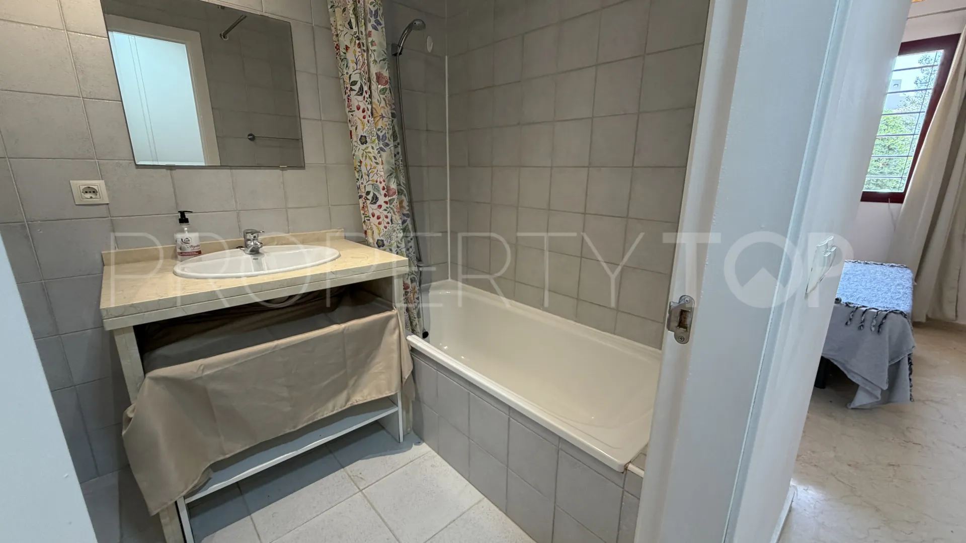 For sale ground floor apartment with 2 bedrooms in Bahia de Casares