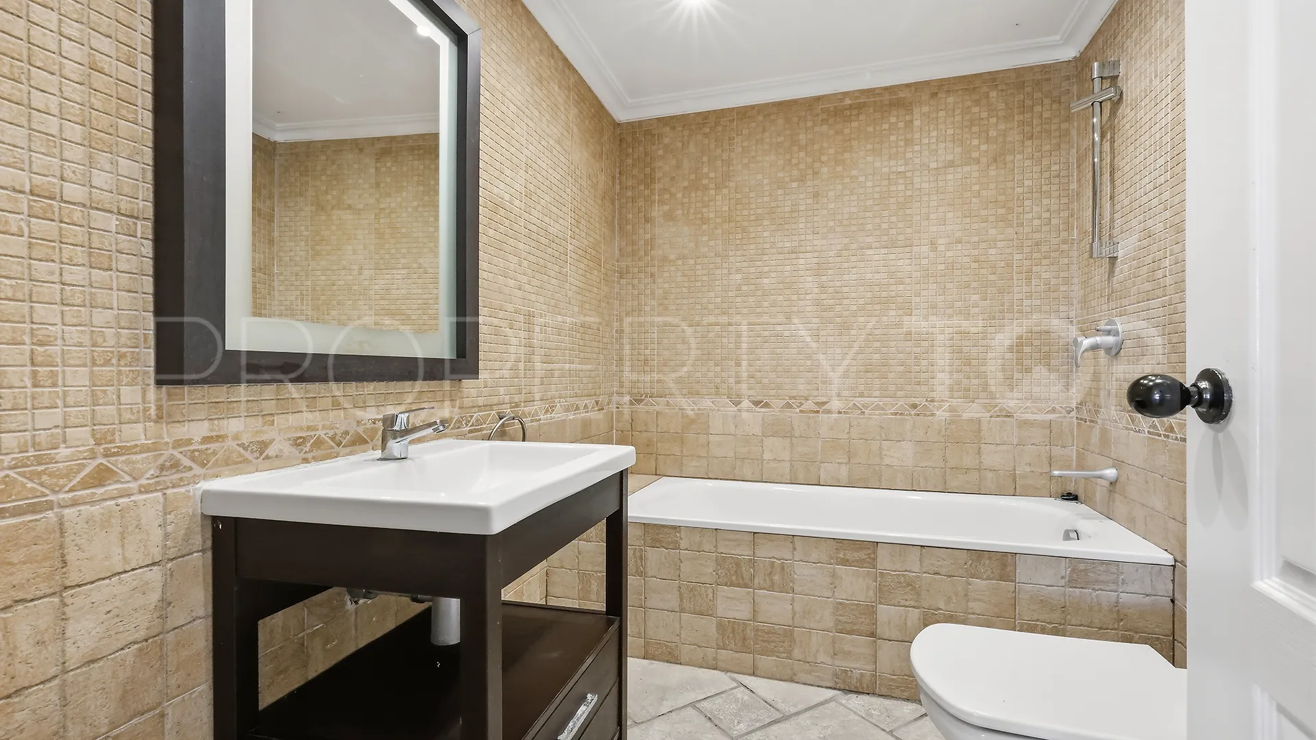 Villa en venta con 4 dormitorios en Manilva