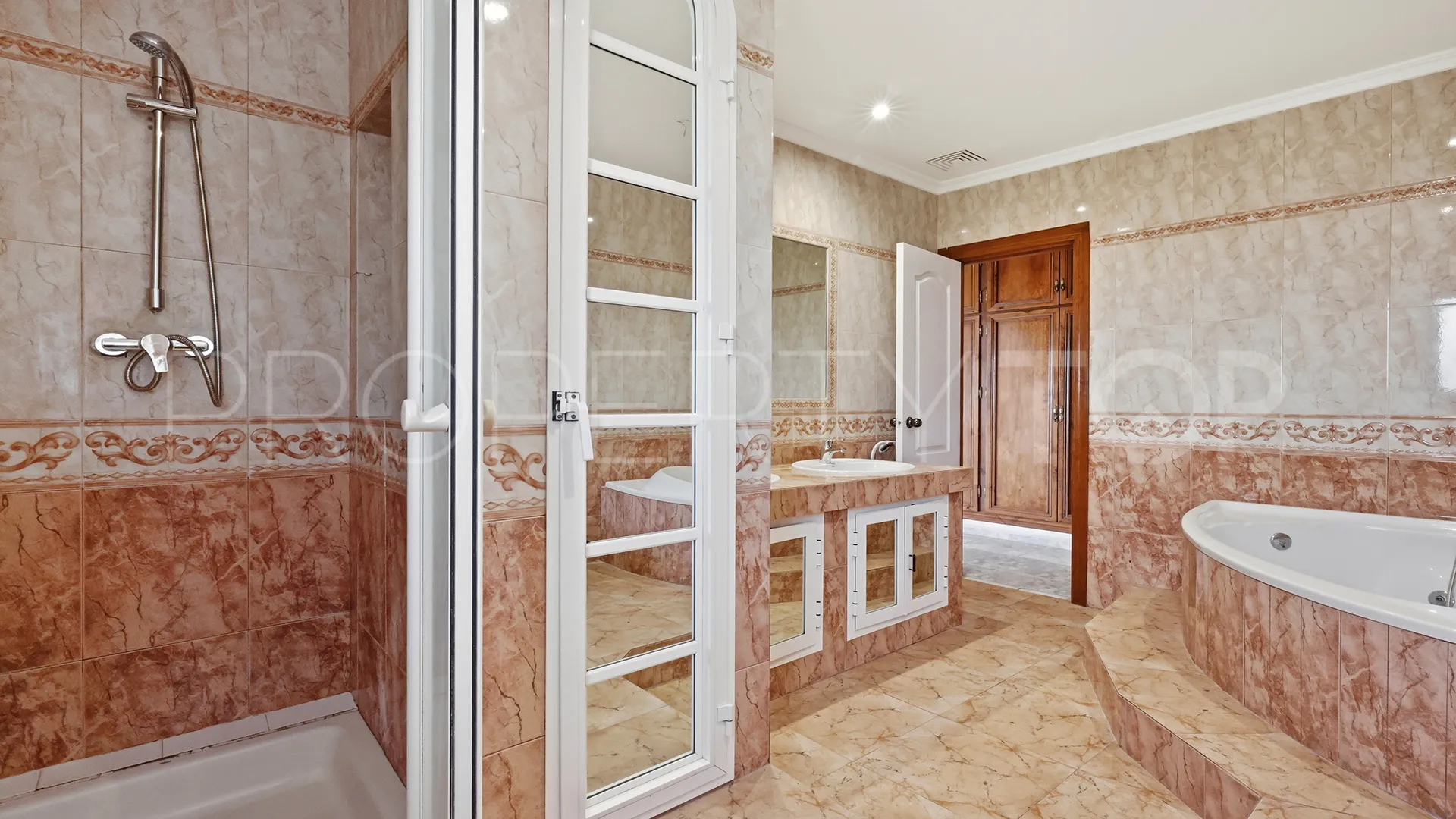 Villa en venta con 4 dormitorios en Manilva