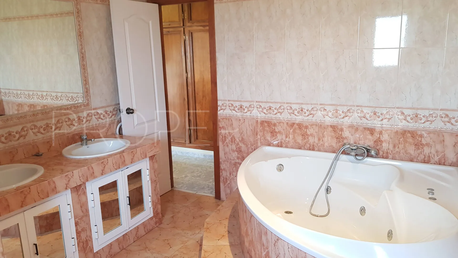 Villa en venta con 4 dormitorios en Manilva