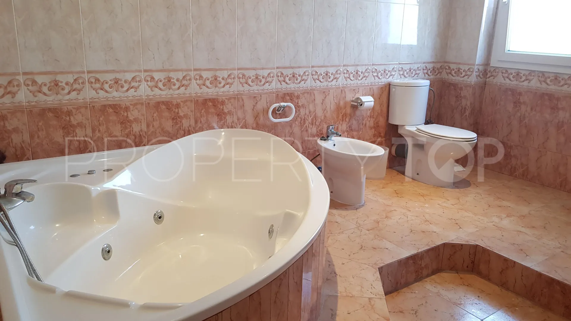 Villa en venta con 4 dormitorios en Manilva