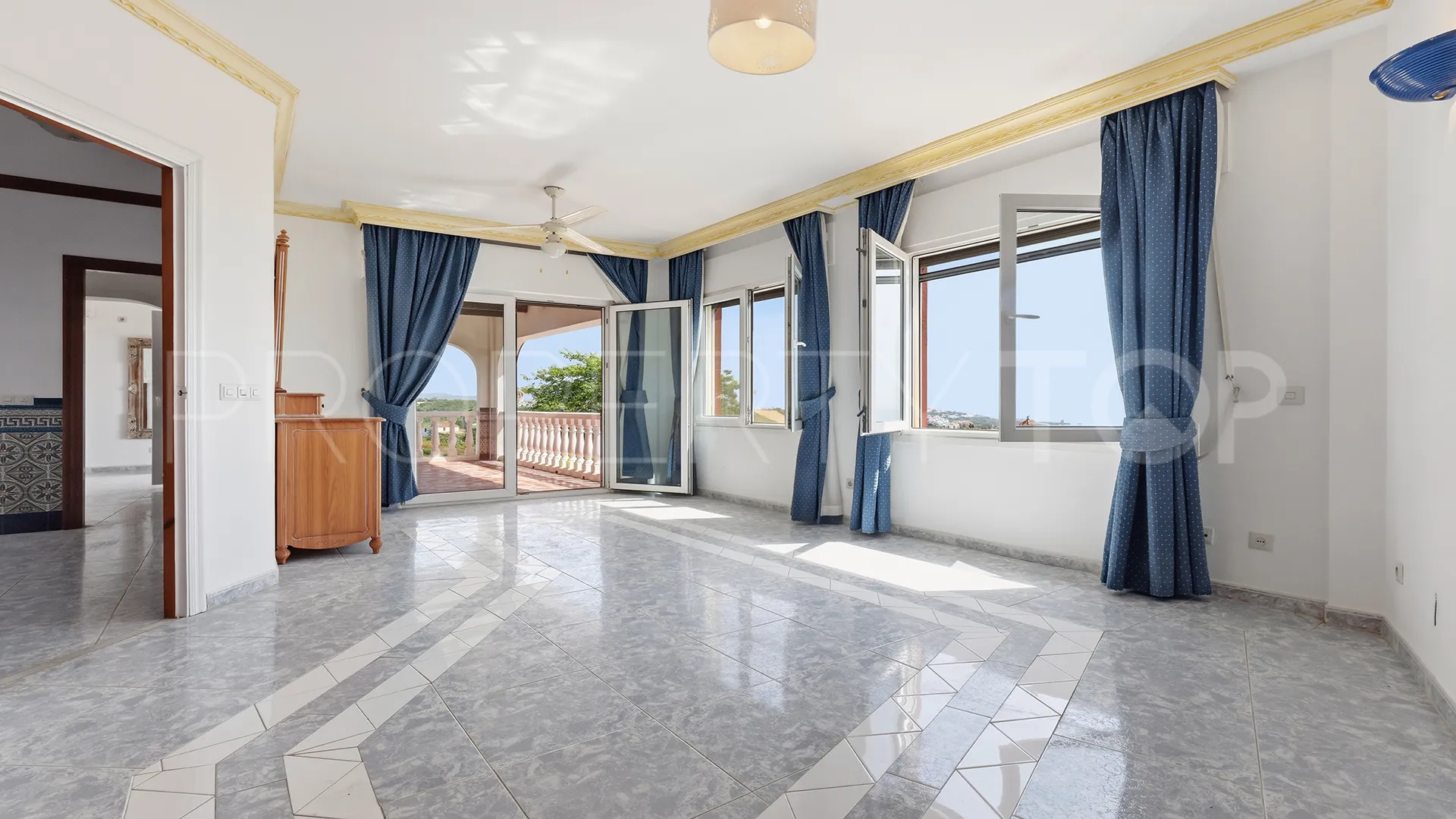 Villa en venta con 4 dormitorios en Manilva