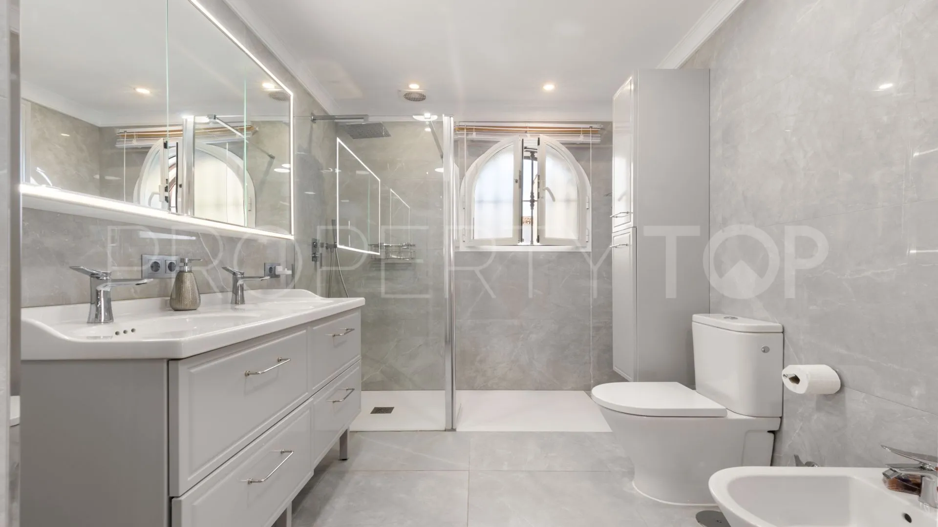 Semi detached villa for sale in La Duquesa Golf with 4 bedrooms