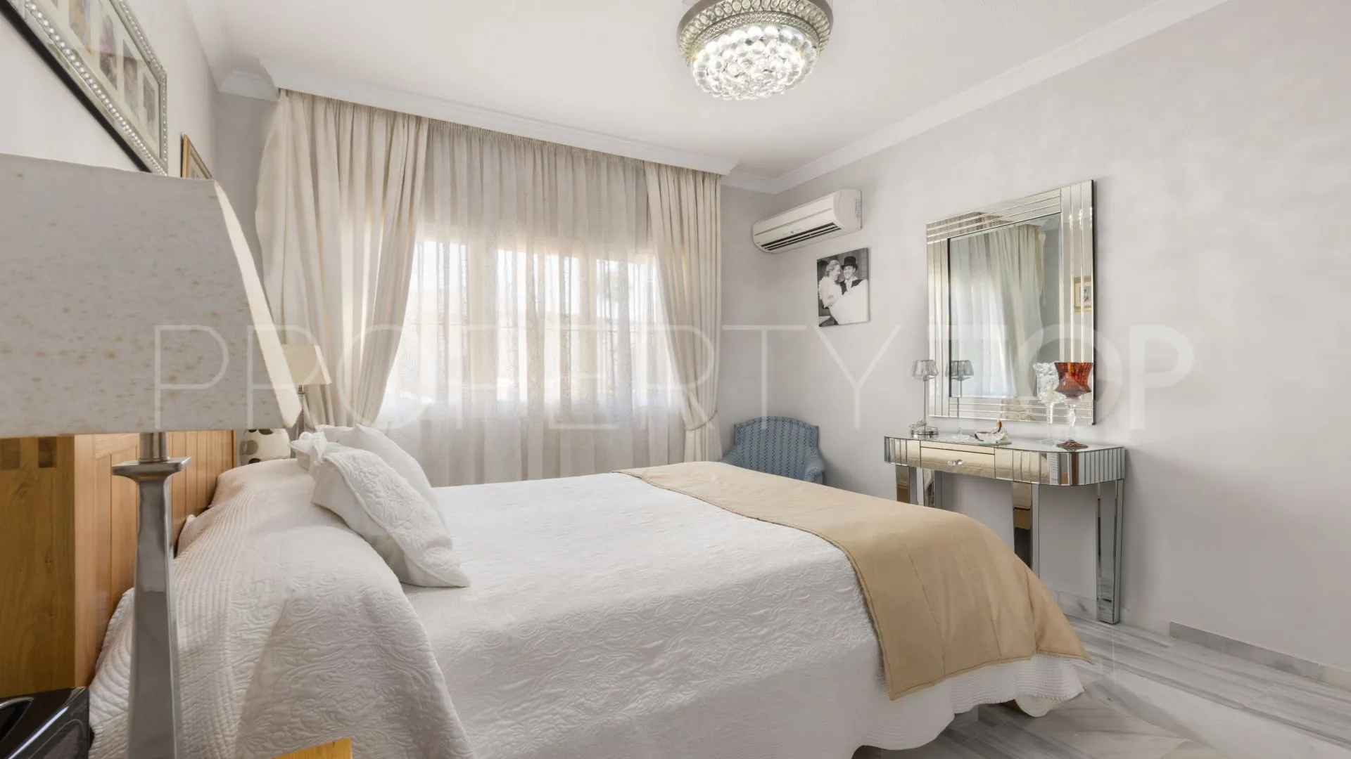 Semi detached villa for sale in La Duquesa Golf with 4 bedrooms