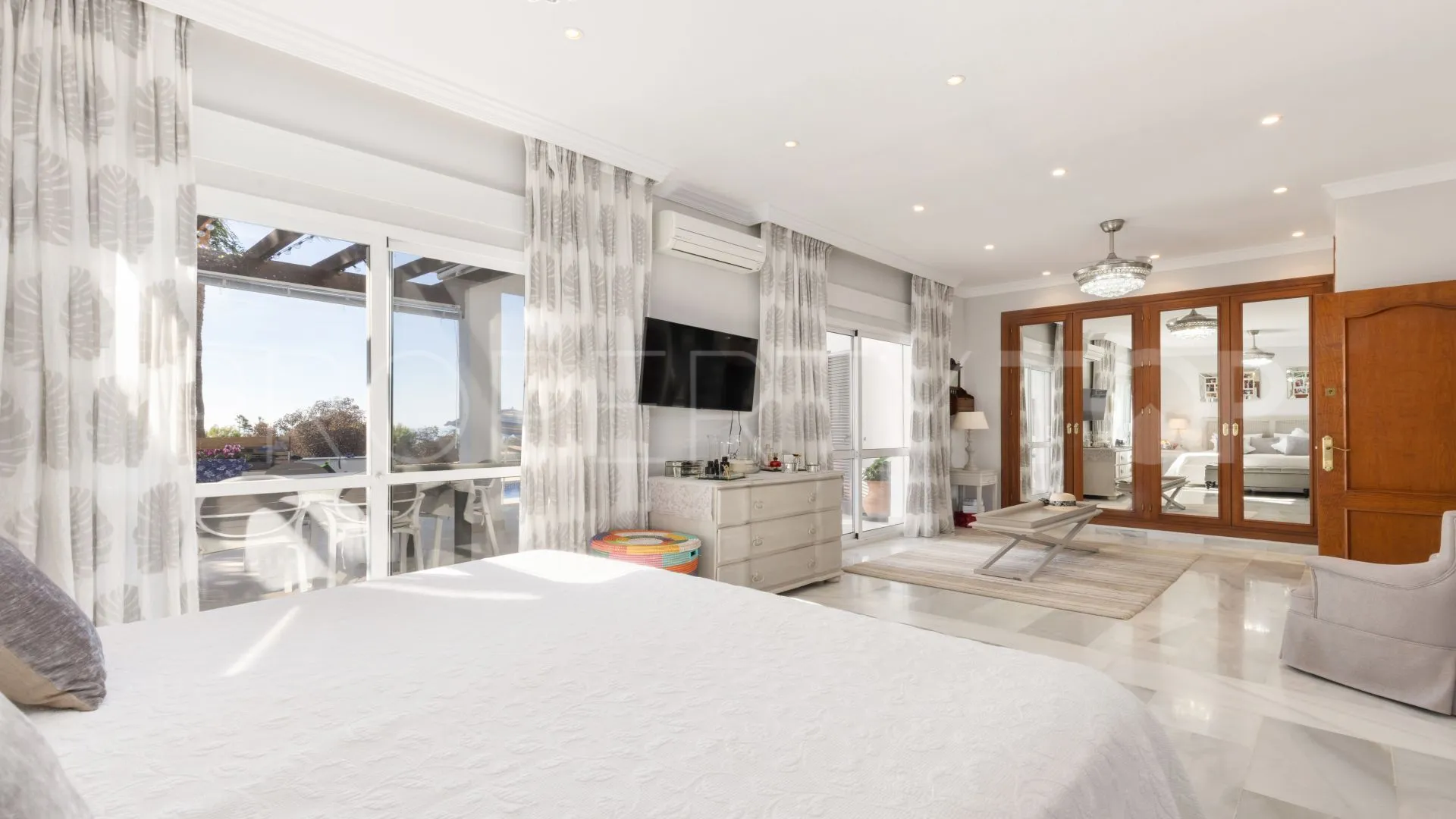Semi detached villa for sale in La Duquesa Golf with 4 bedrooms