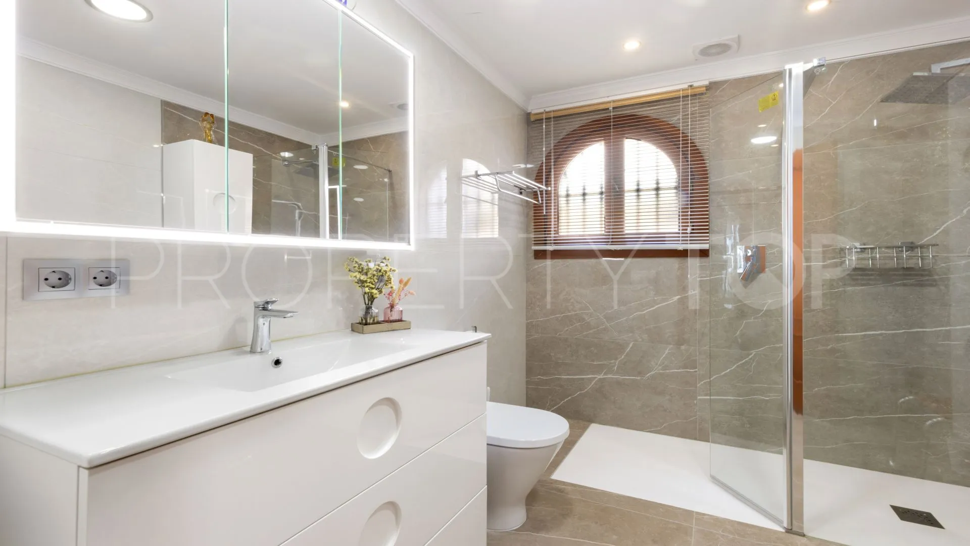 Semi detached villa for sale in La Duquesa Golf with 4 bedrooms