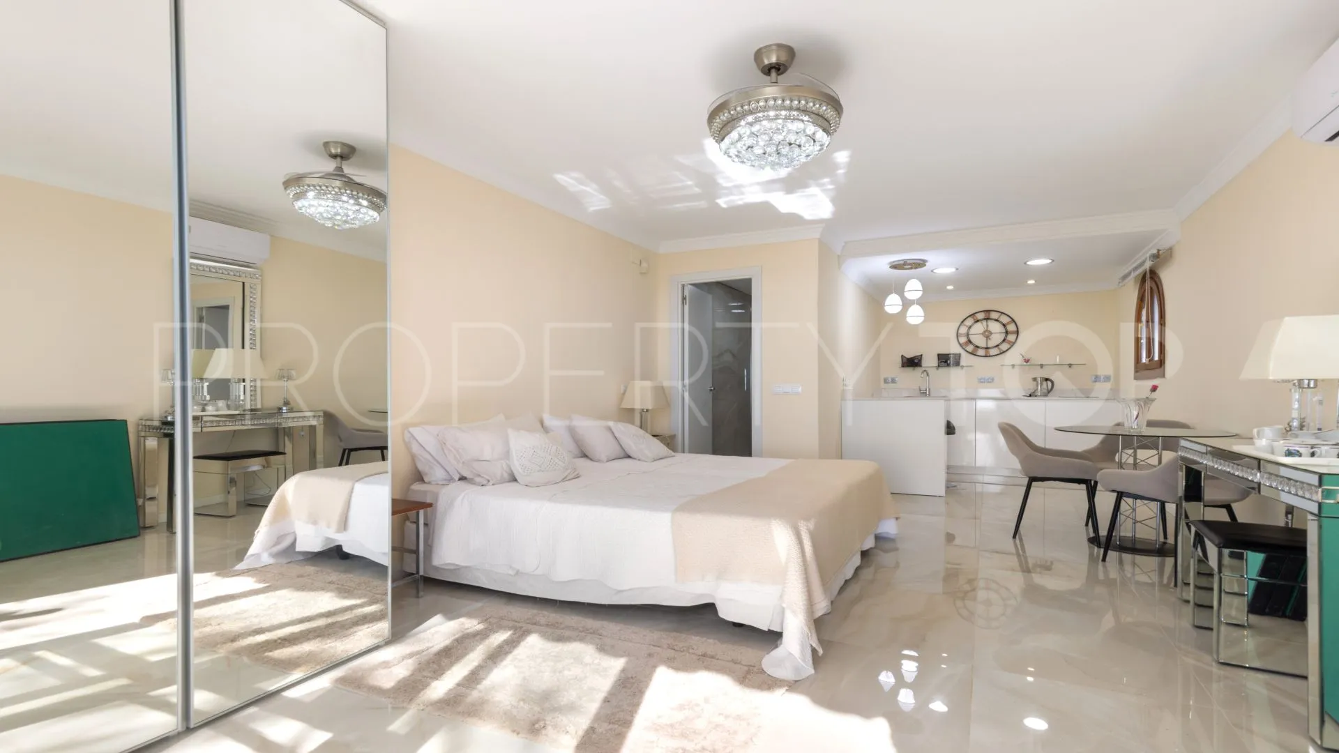 Semi detached villa for sale in La Duquesa Golf with 4 bedrooms