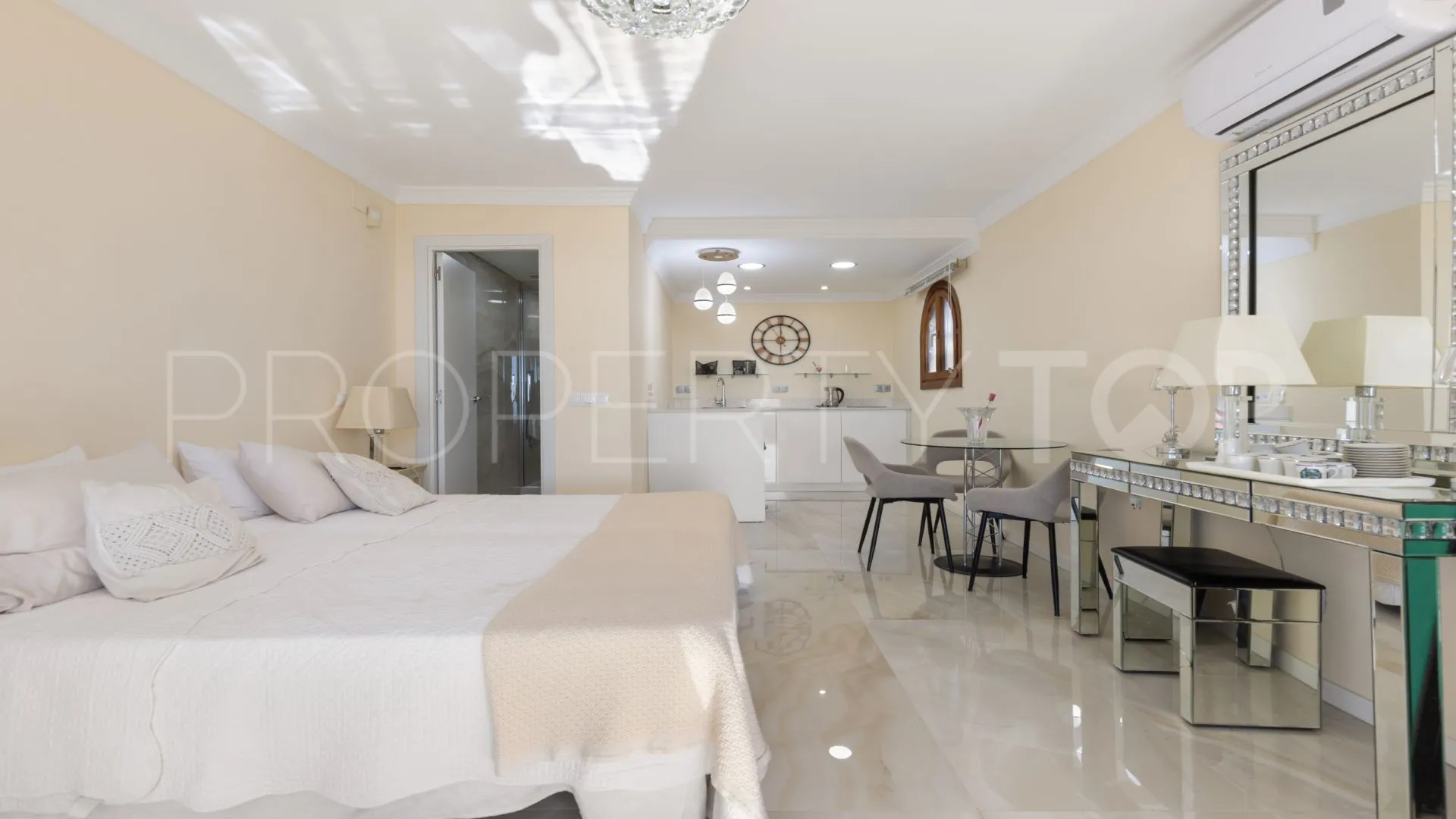 Semi detached villa for sale in La Duquesa Golf with 4 bedrooms