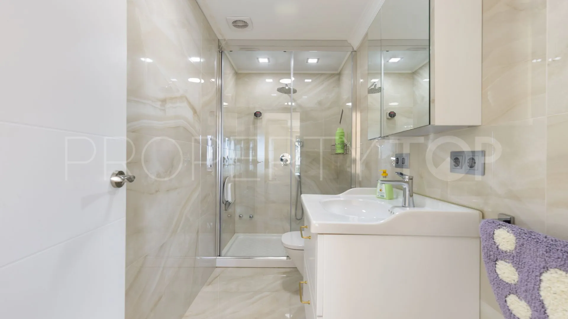 Semi detached villa for sale in La Duquesa Golf with 4 bedrooms