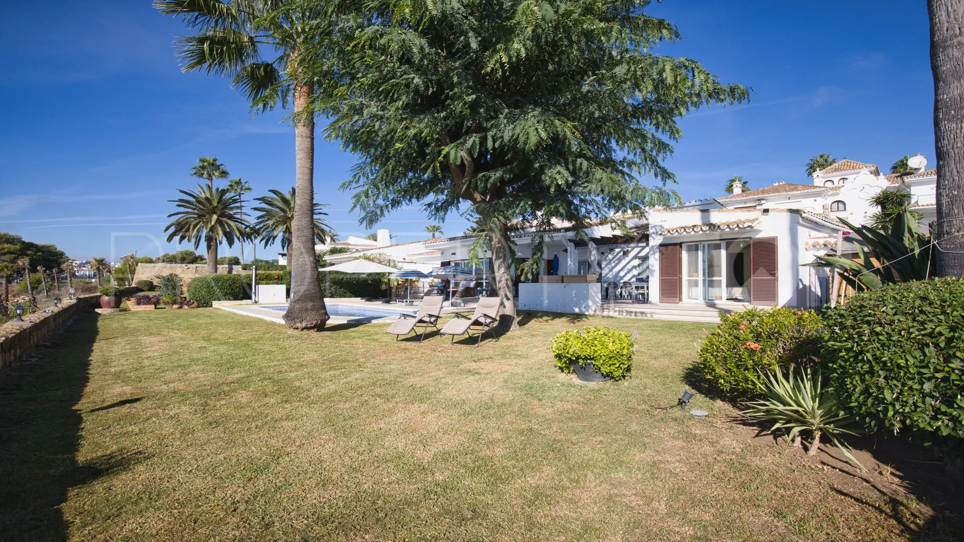 Semi detached villa for sale in La Duquesa Golf with 4 bedrooms