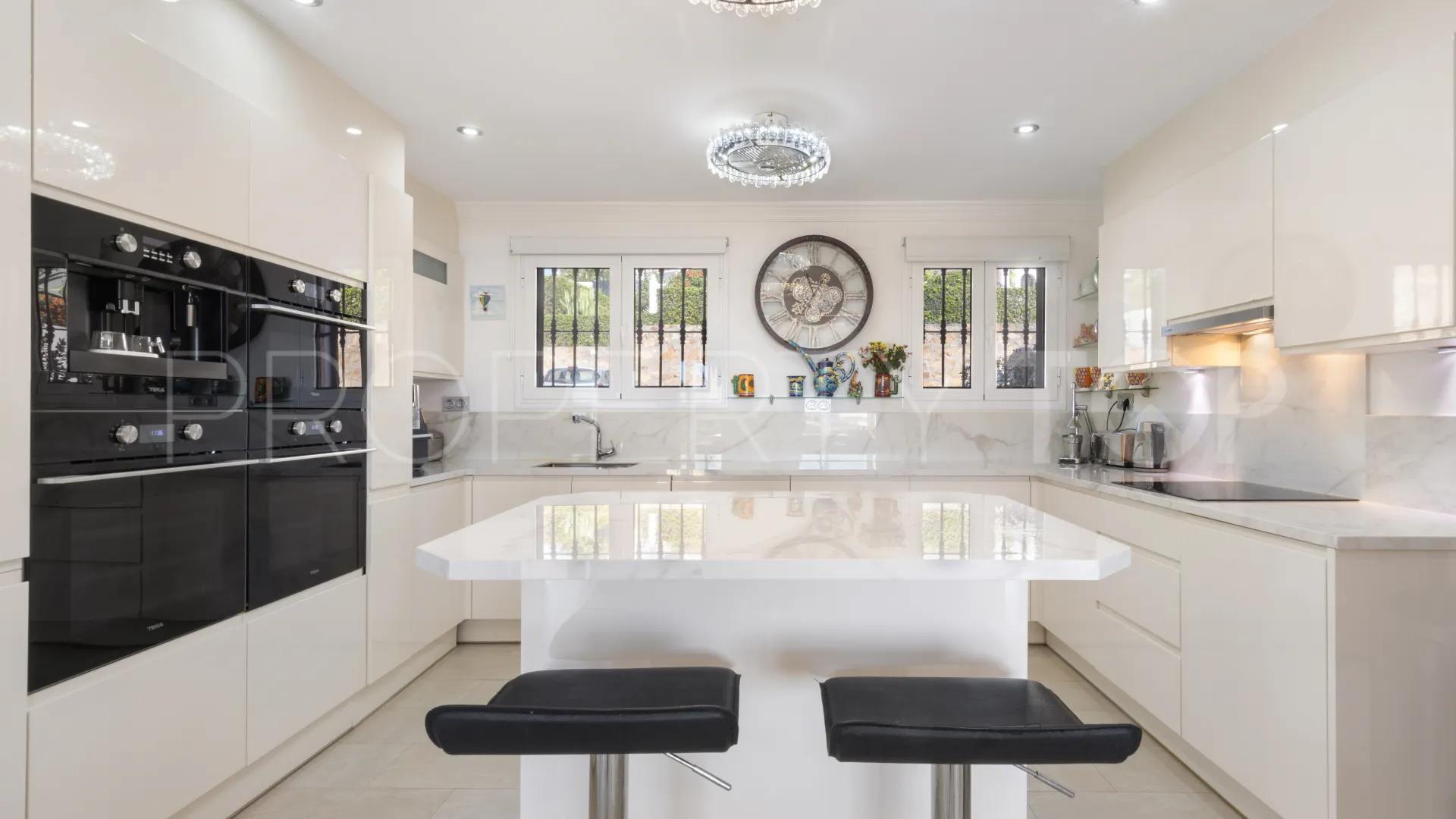 Semi detached villa for sale in La Duquesa Golf with 4 bedrooms
