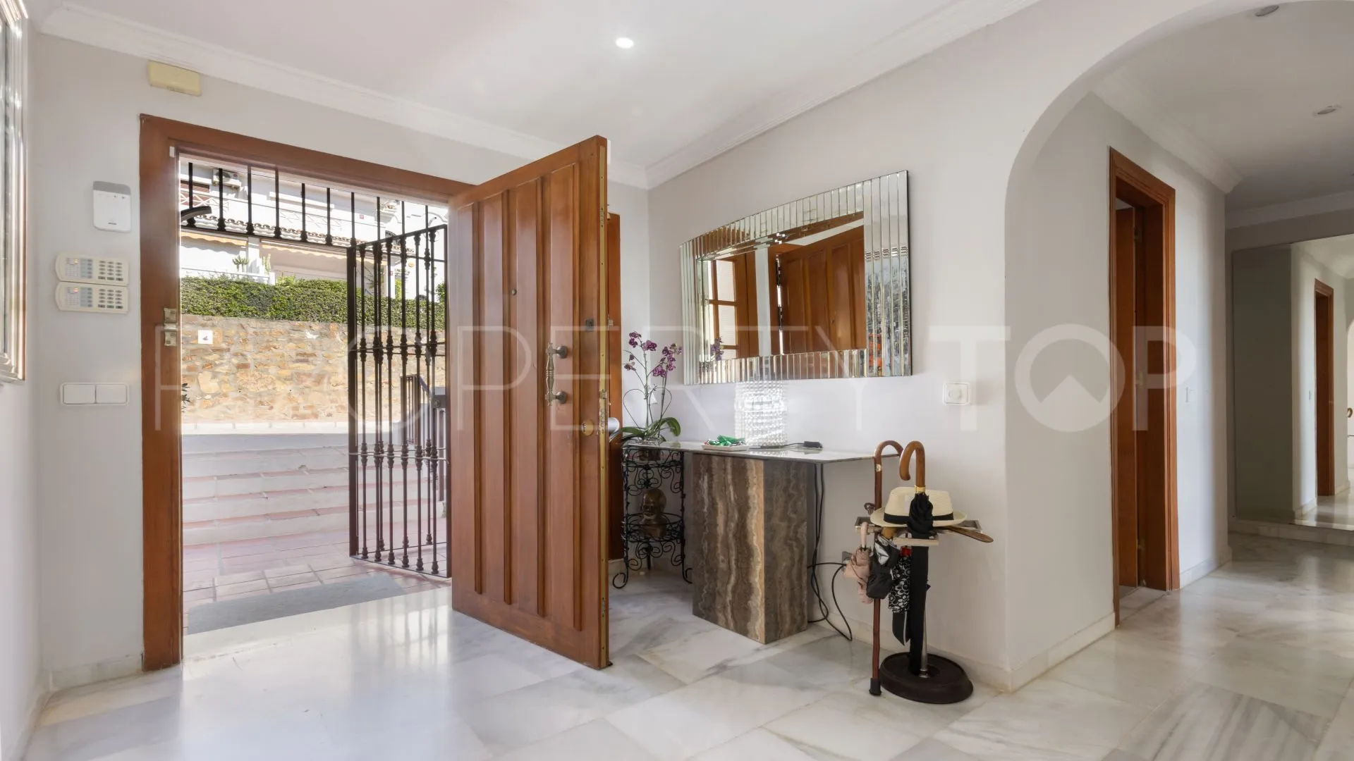 Semi detached villa for sale in La Duquesa Golf with 4 bedrooms
