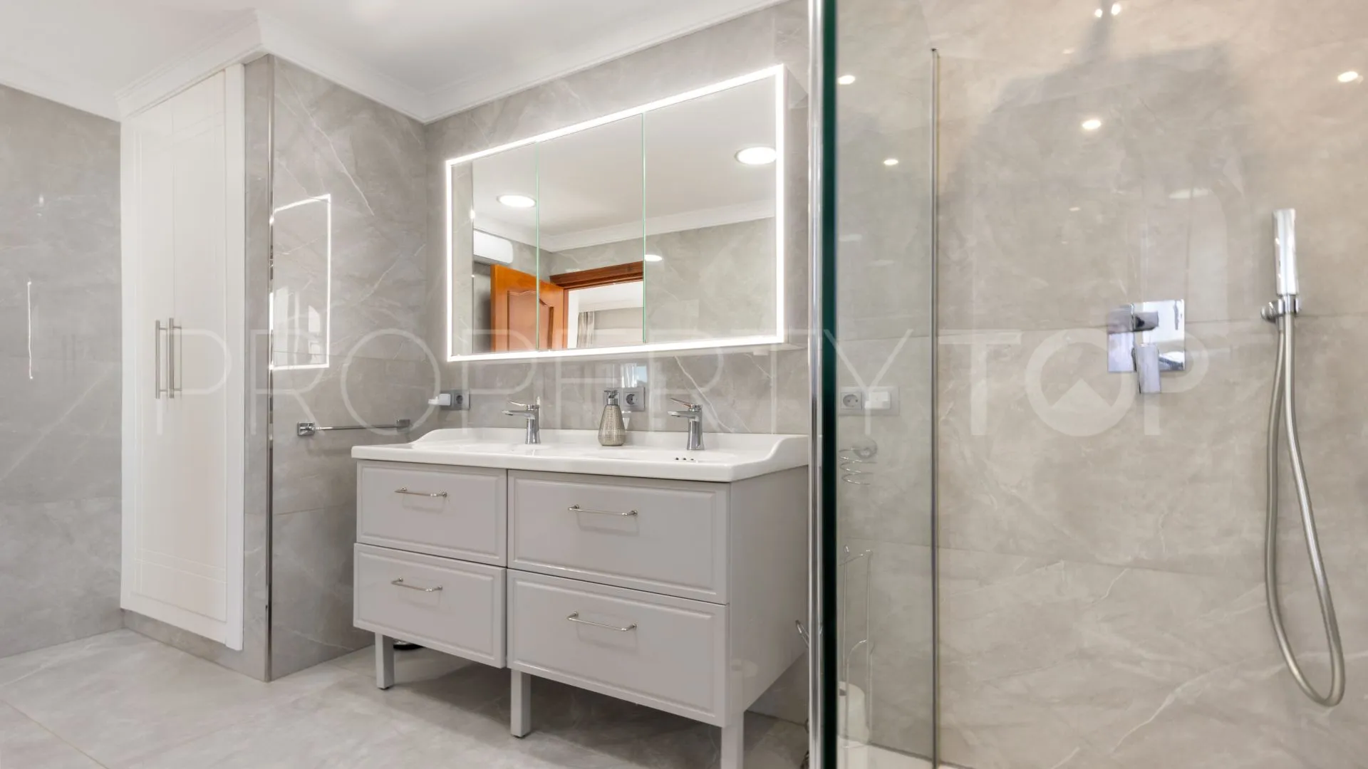 Semi detached villa for sale in La Duquesa Golf with 4 bedrooms