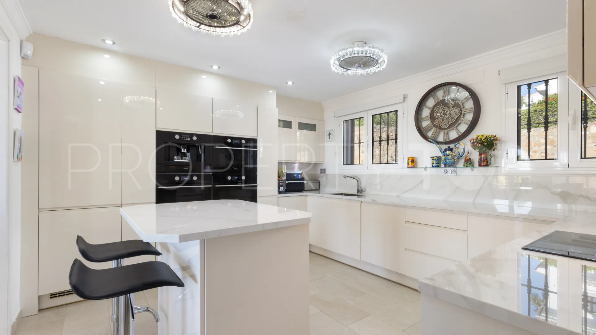 Semi detached villa for sale in La Duquesa Golf with 4 bedrooms