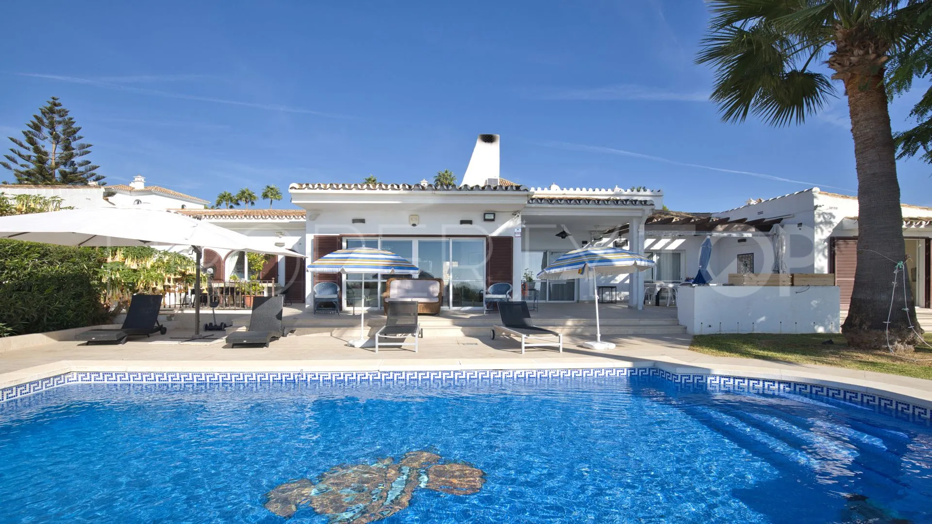 Semi detached villa for sale in La Duquesa Golf with 4 bedrooms