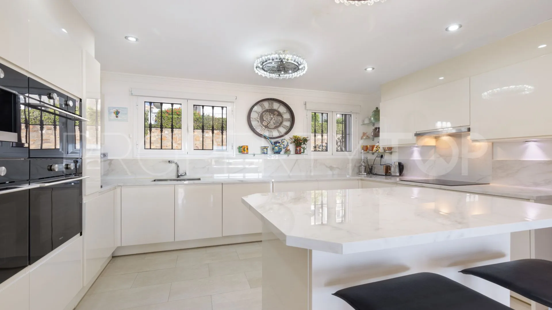 Semi detached villa for sale in La Duquesa Golf with 4 bedrooms