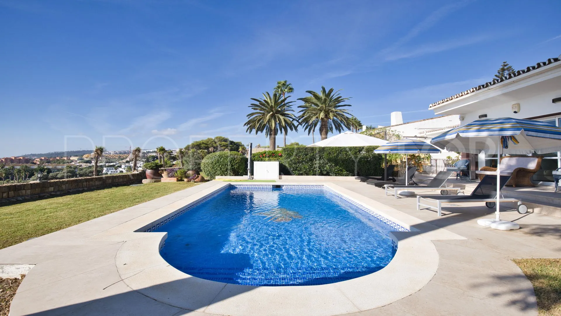 Semi detached villa for sale in La Duquesa Golf with 4 bedrooms