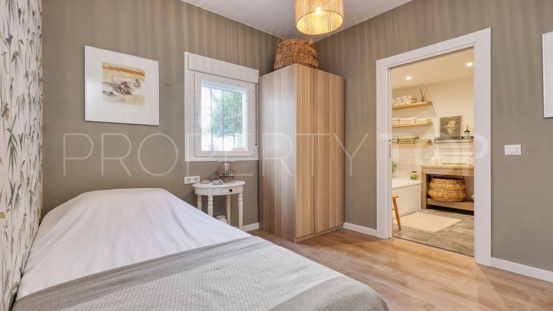 Ground floor apartment in Estepona Centre for sale