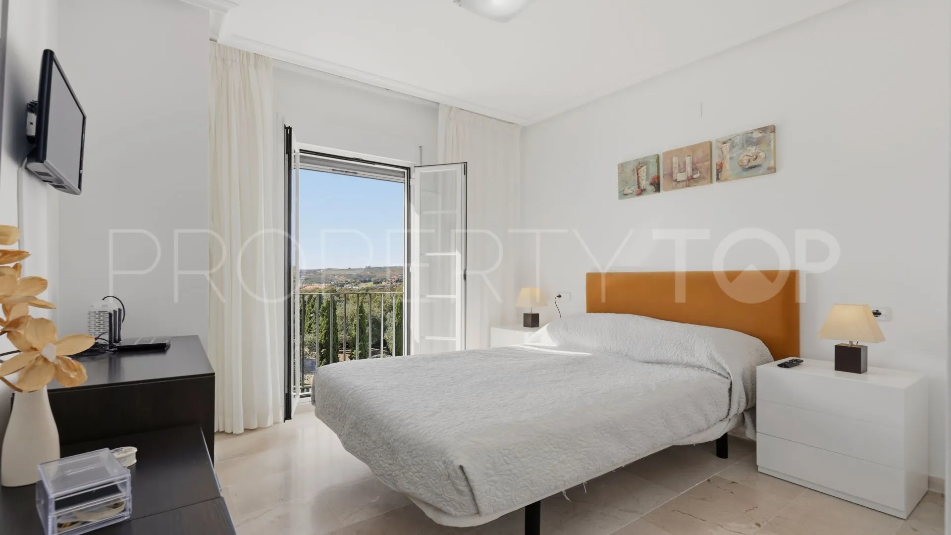 Town house for sale in Bahia de Casares