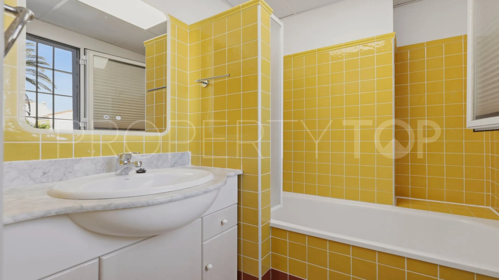 Town house for sale in Bahia de Casares